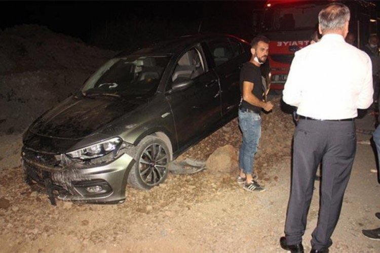 İkaz levhasını görmeyen sürücü kuma saplandı
