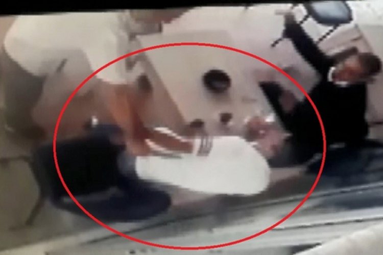 Akli dengesi yerinde olmayan saldırgan çay içen şahsı defalarca bıçakladı