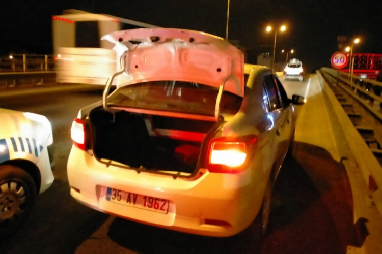 Kovalamacayla durdurulan otomobilden atılan poşetlerden 2.5 kilo uyuşturucu çıktı