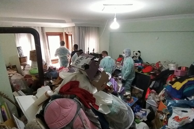 Bursa'da atmaya kıyamadı, 10 kamyon eşya biriktirdi