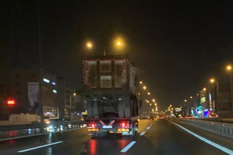 Hafriyat kamyonu taşıyan TIR'ın tehlikeli yolcuğu