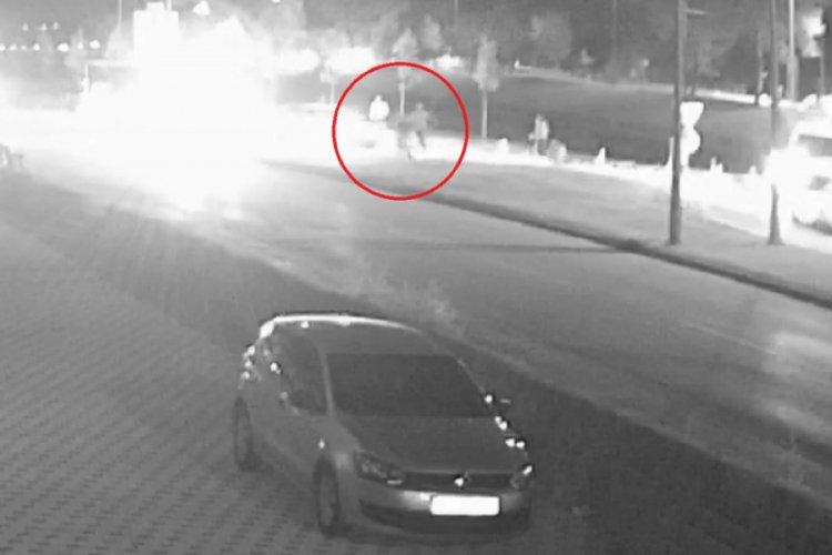 Bursa'da dövülüp araçtan atıldıktan sonra otomobilin çarptığı yaralı öldü! Kaza anı kamerada