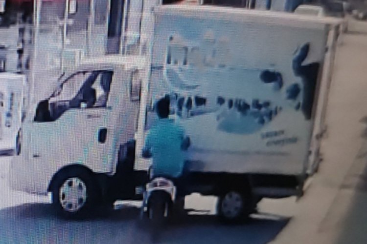 Bursa'da kamyonet ile elektrikli bisikletin çarpışma anı kamerada