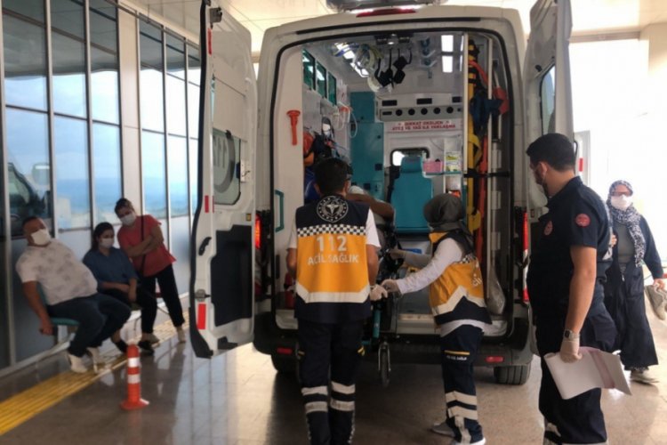 Bursa'da otomobil kamyonun önünde metrelerce sürüklendi: 2 yaralı