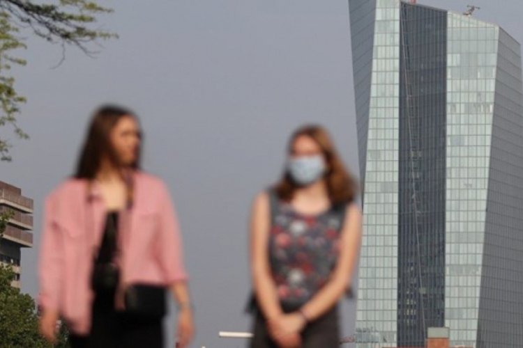 Almanya'da son 24 saatte 2 binden fazla Covid-19 vakası