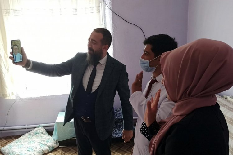 Bakan Selçuk, Ağrı'daki köy öğretmenleriyle telefonda görüntülü görüştü