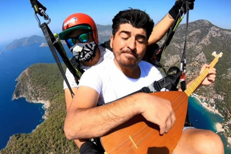Paraşütle saz çalıp Neşet Ertaş'ı andı