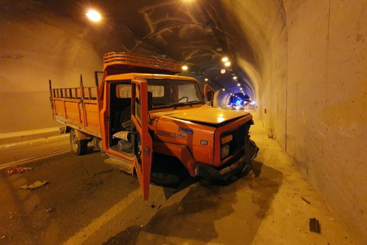 Otomobil ile kamyonet tünel içinde çarpıştı