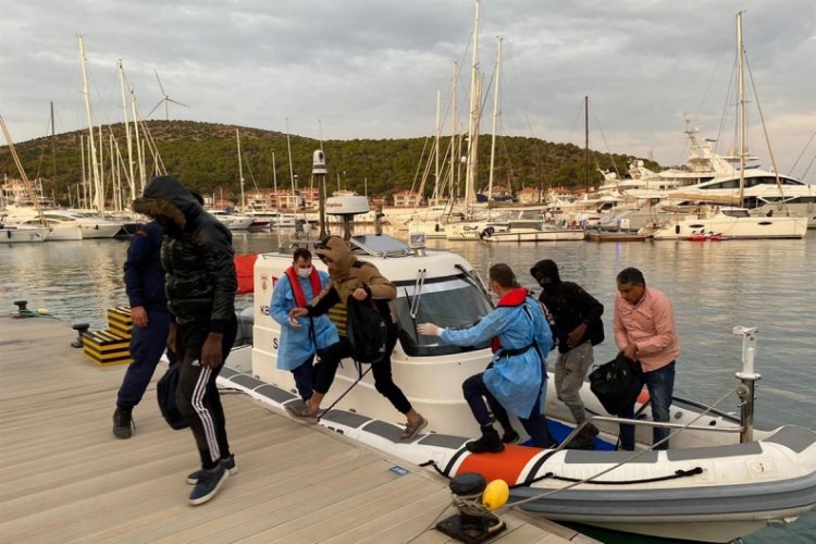 İzmir'de 10 düzensiz göçmen kurtarıldı