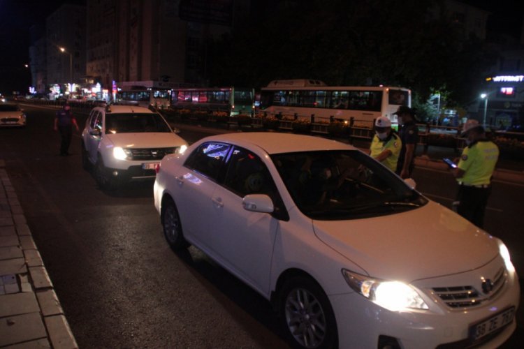 Maske takmayan vatandaştan, polise tepki