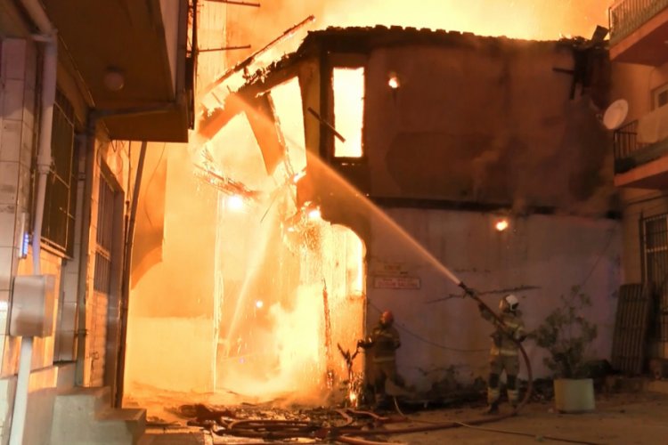 Bursa'da iki metruk bina tamamen yandı