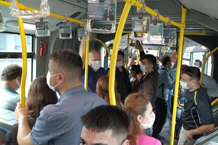 Metrobüste sosyal mesafesiz yolculuk