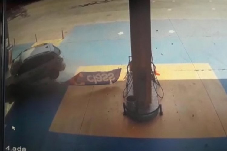 Bursa'da otomobilin akaryakıt istasyonuna girdiği kaza kamerada
