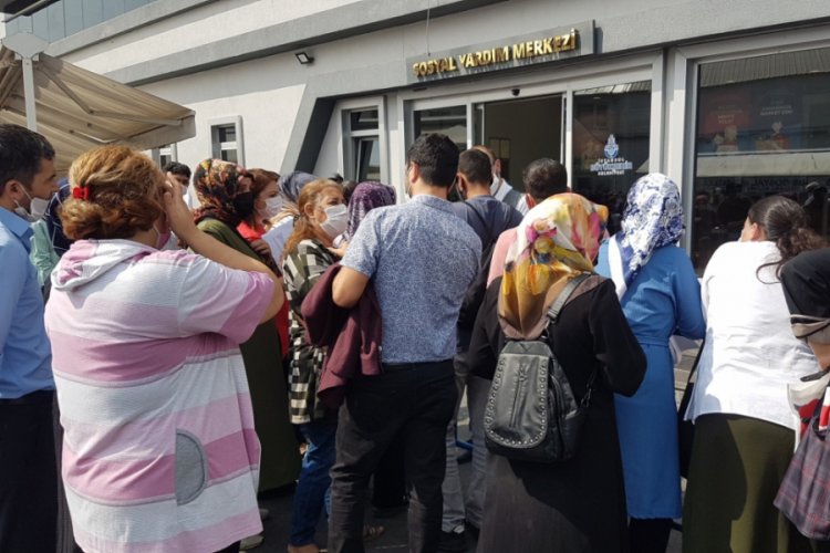 Sosyal mesafesiz yardım kuyruğu