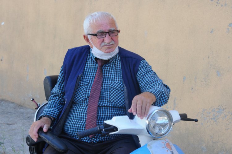 78 yaşında 3'üncü eşini bulmak için duraklara ilan astı