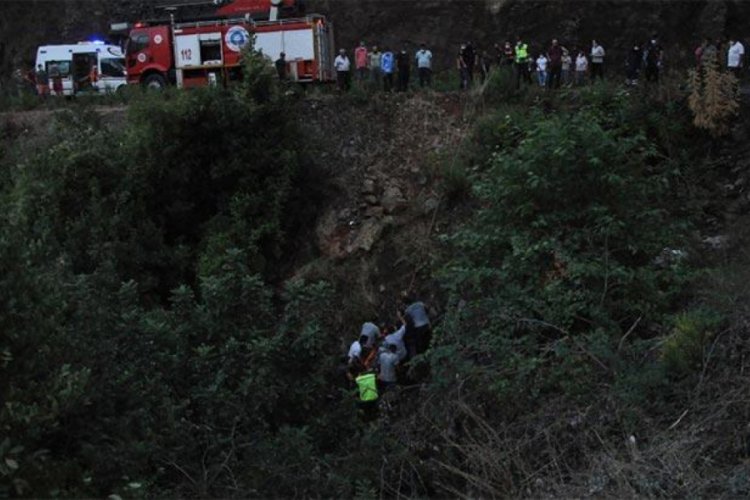 Antalya'da 50 metrelik uçuruma yuvarlanan kamyonetteki 6 kişi yaralandı
