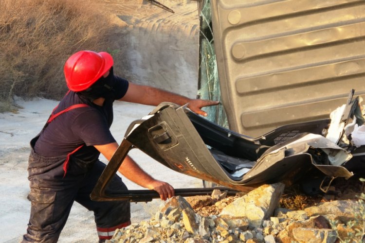 Bursa'da bariyerlere çarparak devrilen kamyonetin sürücüsü öldü