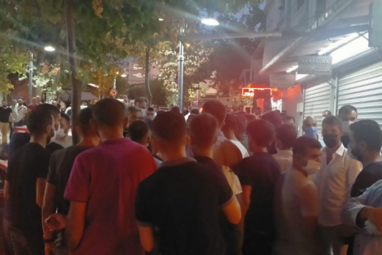 150 kişi dolandırıcılık iddiasıyla kuyumcuyu bastı