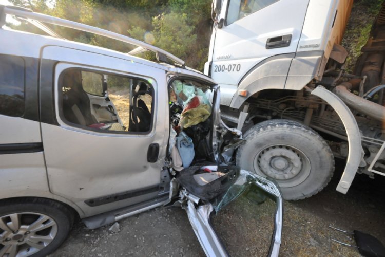 Bursa'da hafif ticari aracın kamyona çarptığı kazada 1 kişi öldü, 3 kişi yaralandı