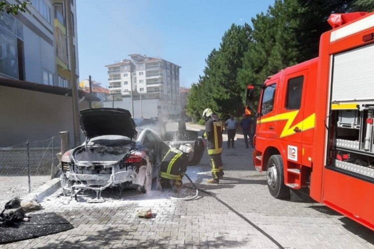 Seyir halindeki otomobil alevlere teslim oldu