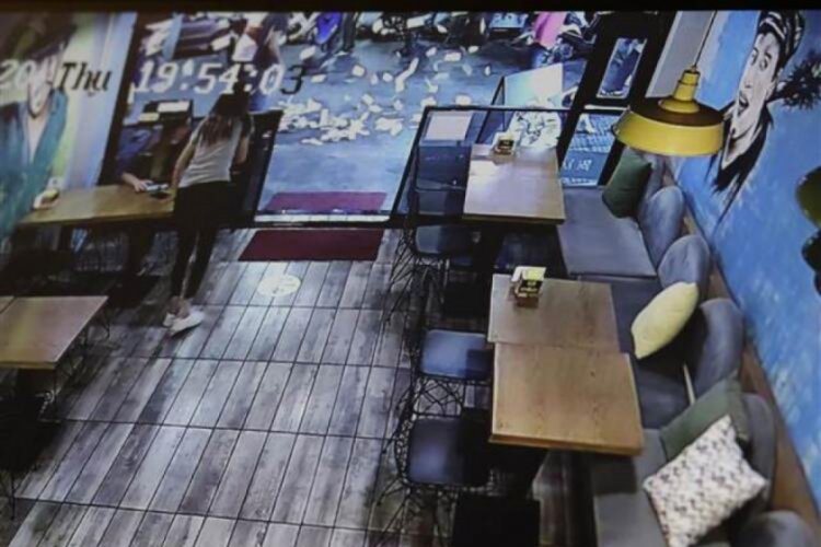 Erzincan'da kafeden sokağa 10 bin TL atıldı