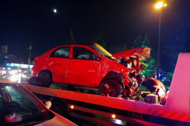 Yağmurlu yolda kayan tur otobüsü 3 aracı biçti: 7 yaralı
