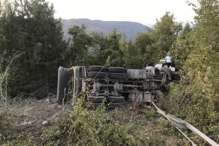 Devrilen kamyonun sürücüsü, 1 saatlik çalışmayla kurtarıldı
