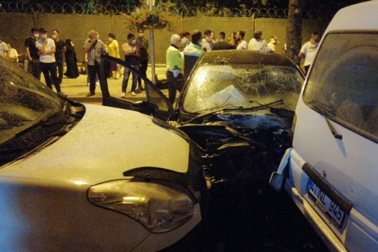 Kontrolden çıkan otomobil önce ağaca sonra da park halindeki araçlara çarptı