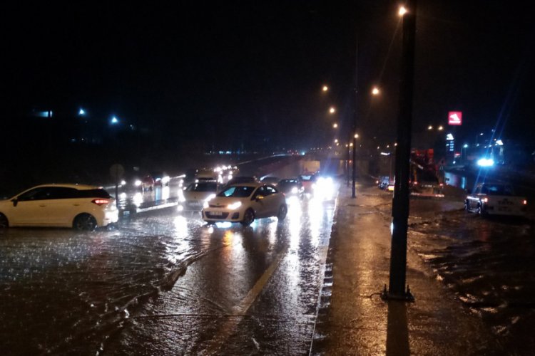 Sağanak yağış sonrası yollar göle döndü