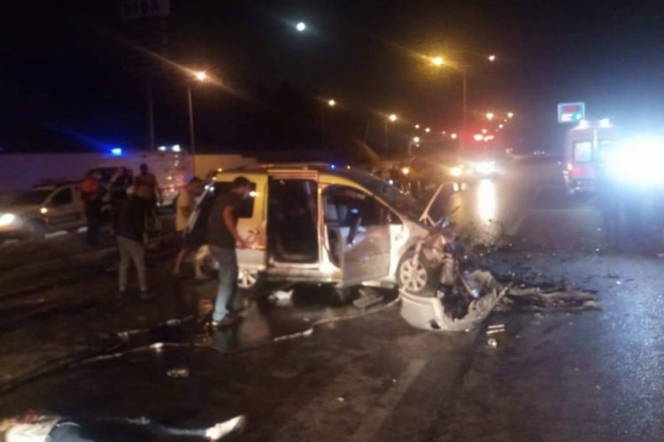Otomobil ile ticari araç çarpıştı: 10 yaralı
