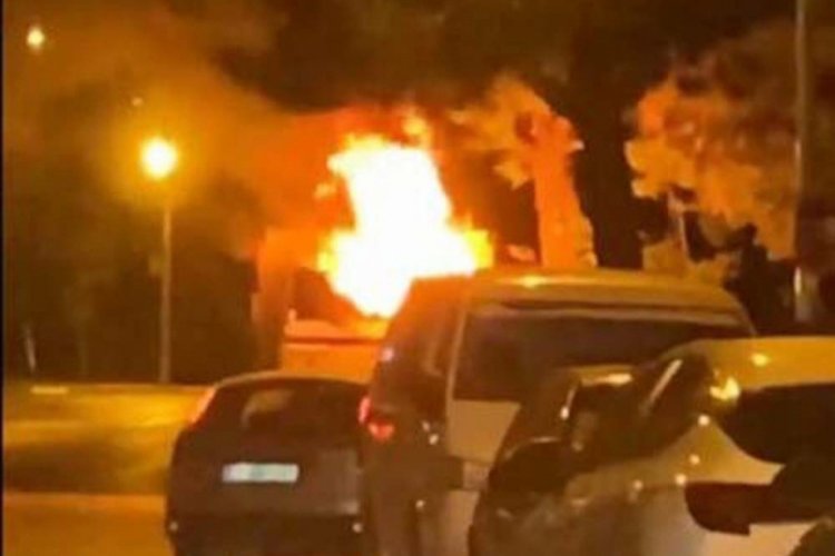 Park halindeki kamyon alev alev yandı