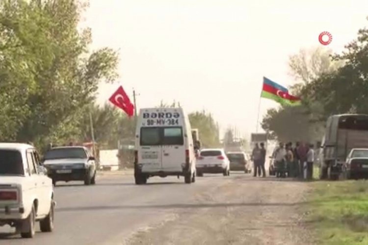 Azerbaycan ve Türk bayraklarıyla destek verdiler