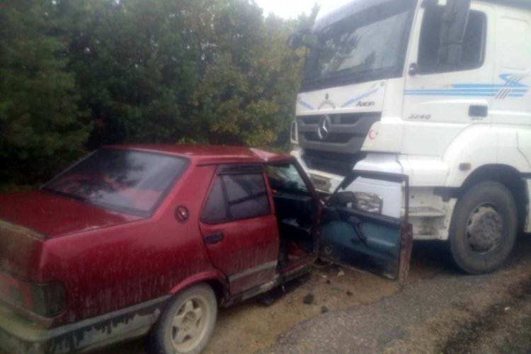 Otomobil ile kamyon çarpıştı: 2 yaralı