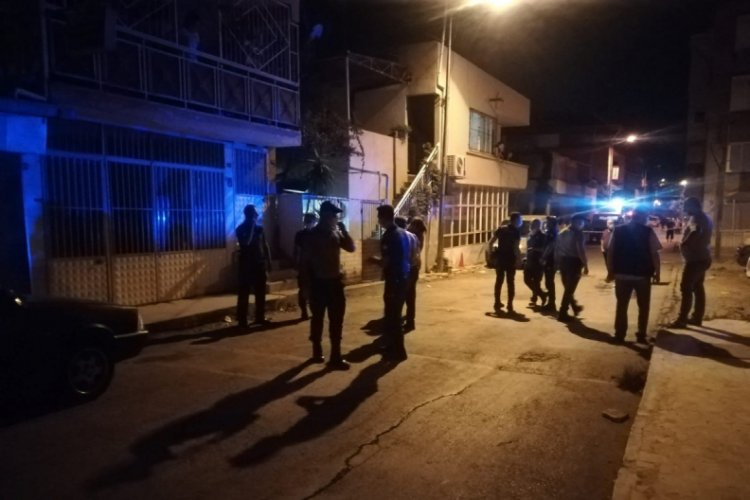İzmir'de bıçaklı kavga: 1'ağır 2 yaralı