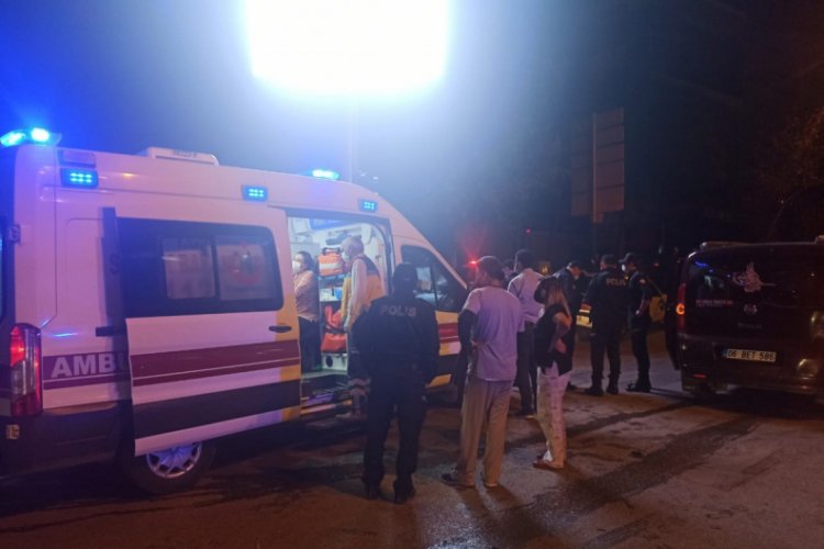 Kırmızı ışıkta geçen otomobil kaza yaptı: 3 yaralı