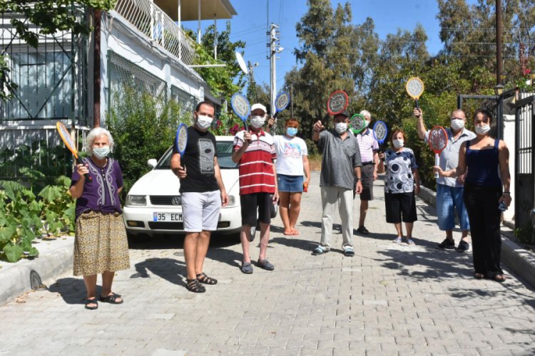 Kanalizasyonsuz mahallede raketlerle sinek avına çıkıyorlar