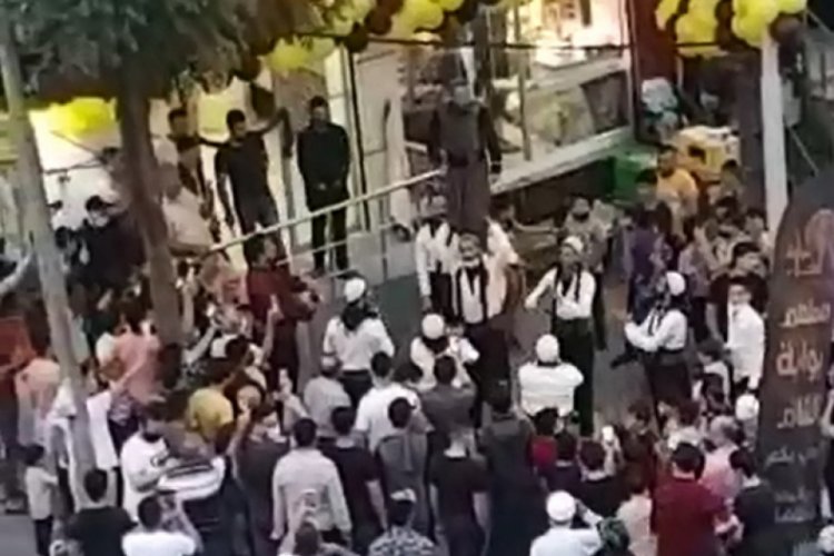 Dönerci dükkanının açılışında izdiham