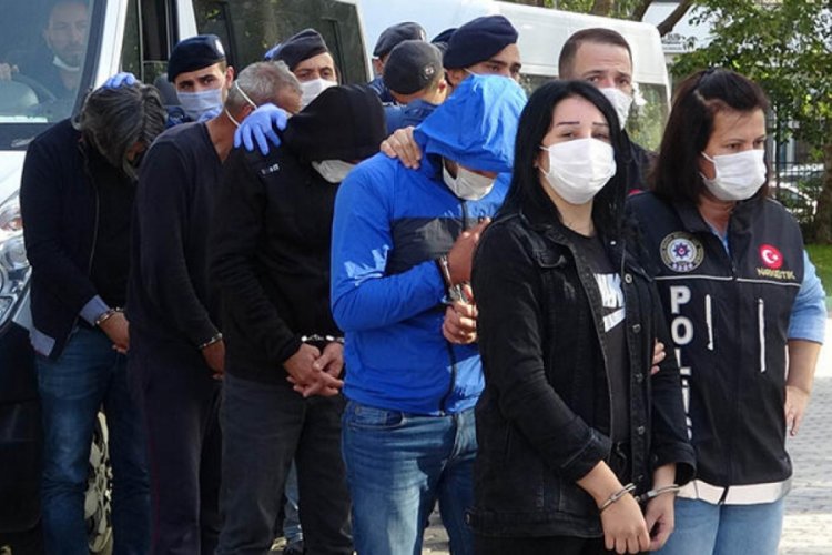 Sokak satıcılarına şafak vakti operasyonunda gözaltına alınan 9 kişi adliyede