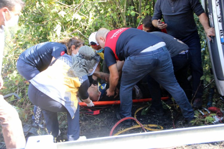 Freni boşalan kamyon devrildi: 1 yaralı