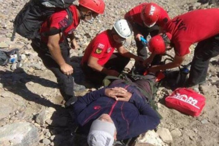 Erciyes'te zirve tırmanışında yaralanan dağcıyı JAK timi kurtardı