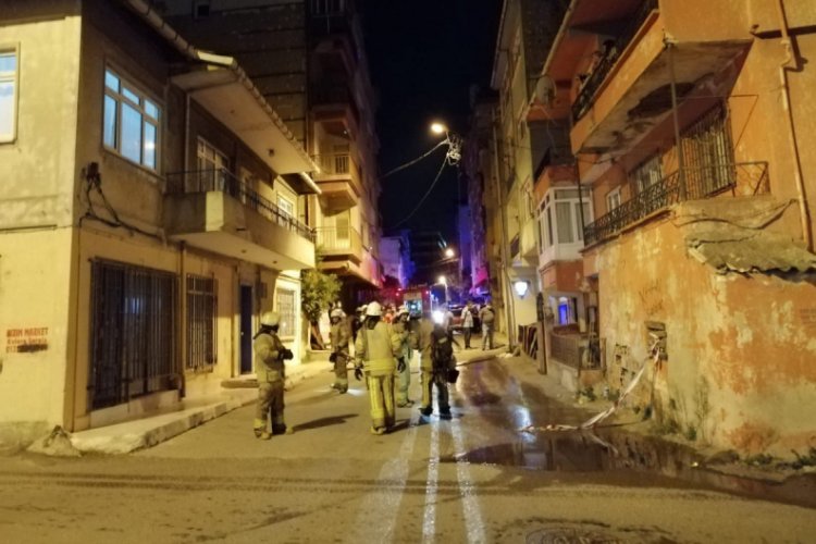 Apartman girişine bırakılan motosikletin alev alması sonucu mahsur kaldılar