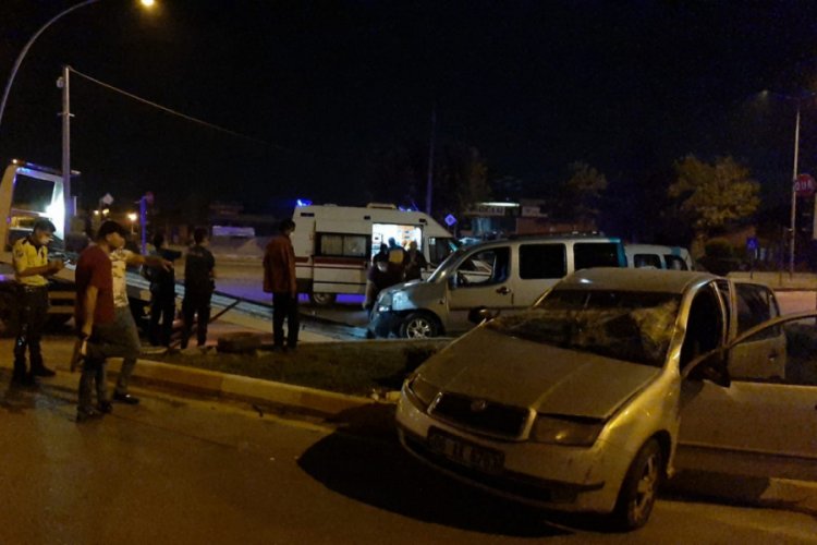 Hafif ticari araç ve otomobil çarpıştı: 6 yaralı