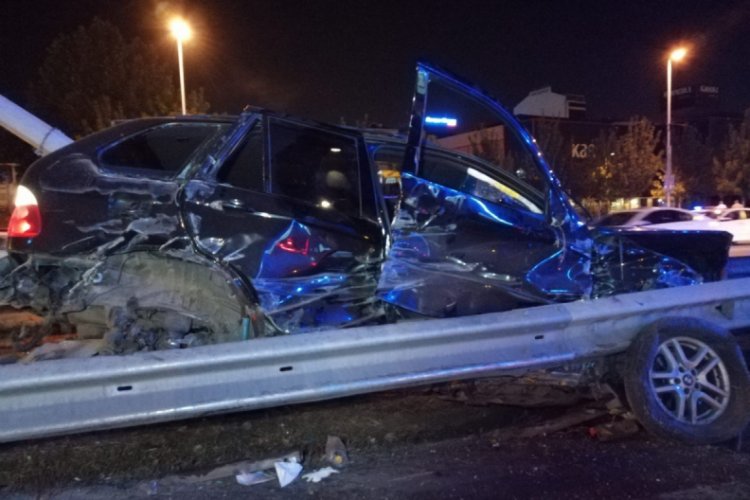 Karşı şeride geçen otomobil ortalığı savaş alanına çevirdi