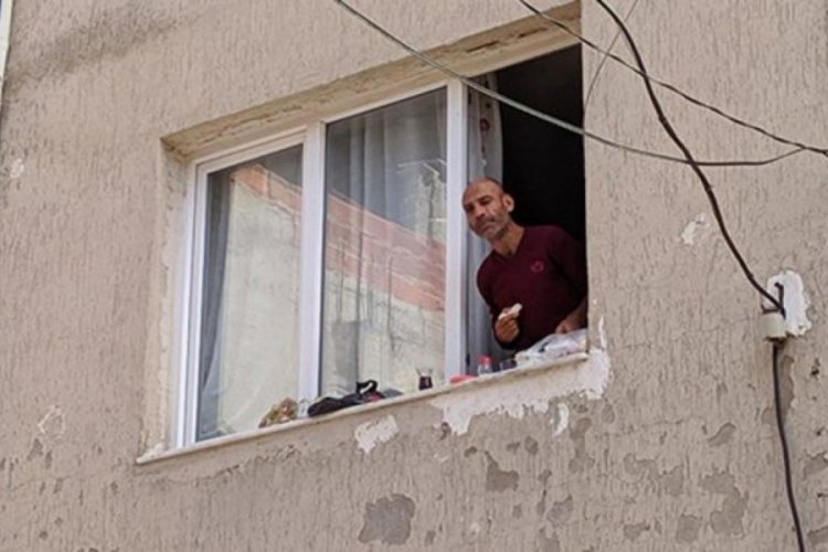 Eşyaları sokağa atıp pencere kenarında kahvaltı yaptı
