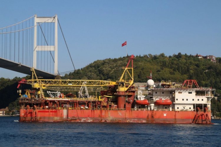 'Koca Ayak 3' İstanbul Boğazı'ndan geçti