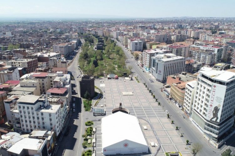 90 yıl önce 'hava gelmiyor' diye yıkılan Diyarbakır surları yeniden inşa edilecek