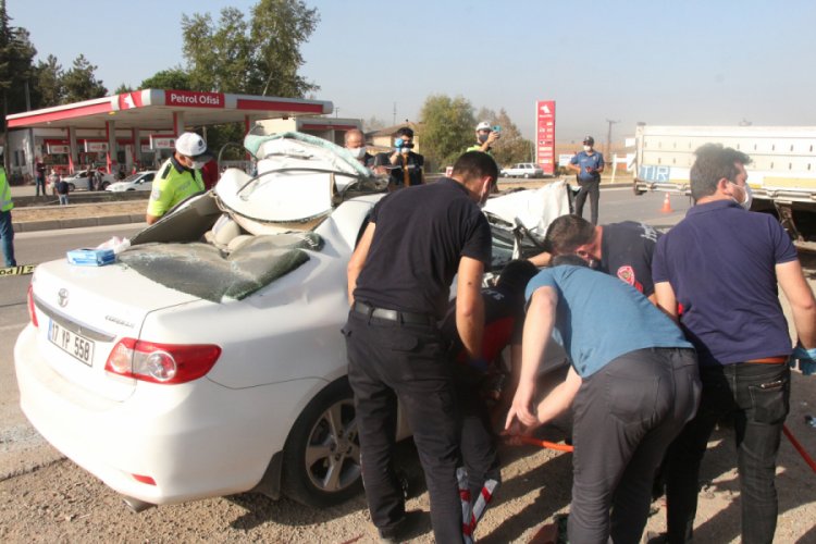 TIR'a çarpan otomobilin sürücüsü ve eşi öldü