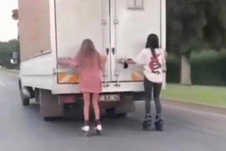 Kamyonete tutunan patenli kızlar: Çekme annem kızıyor