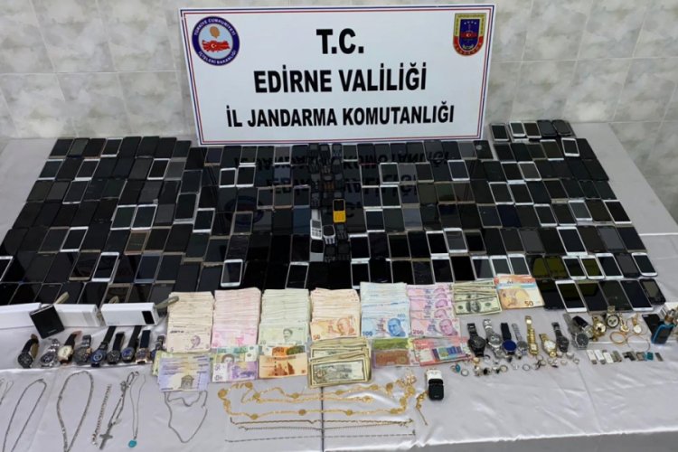 Kaçak göçmenlerin para ve eşyalarını gasbeden Suriyeliler yakalandı
