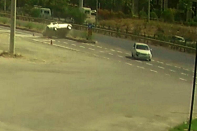 Kavşağa kontrolsüz giren otomobile çarpıp takla attı: 2 yaralı